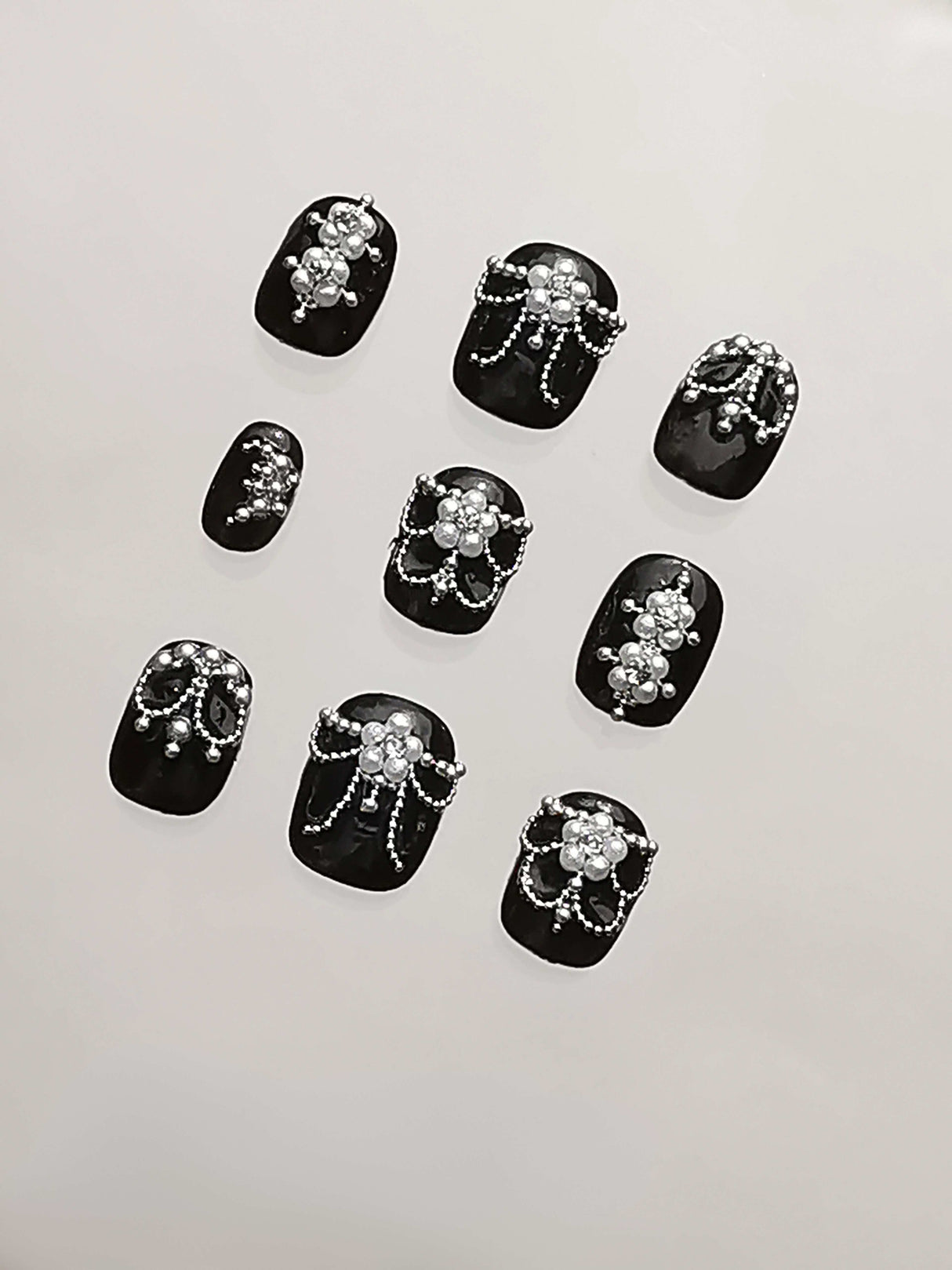 Luxury nails with trendy silver accents, floral and crystal patterns for a luxurious and elegant look. Ideal for special occasions. Vary in size.