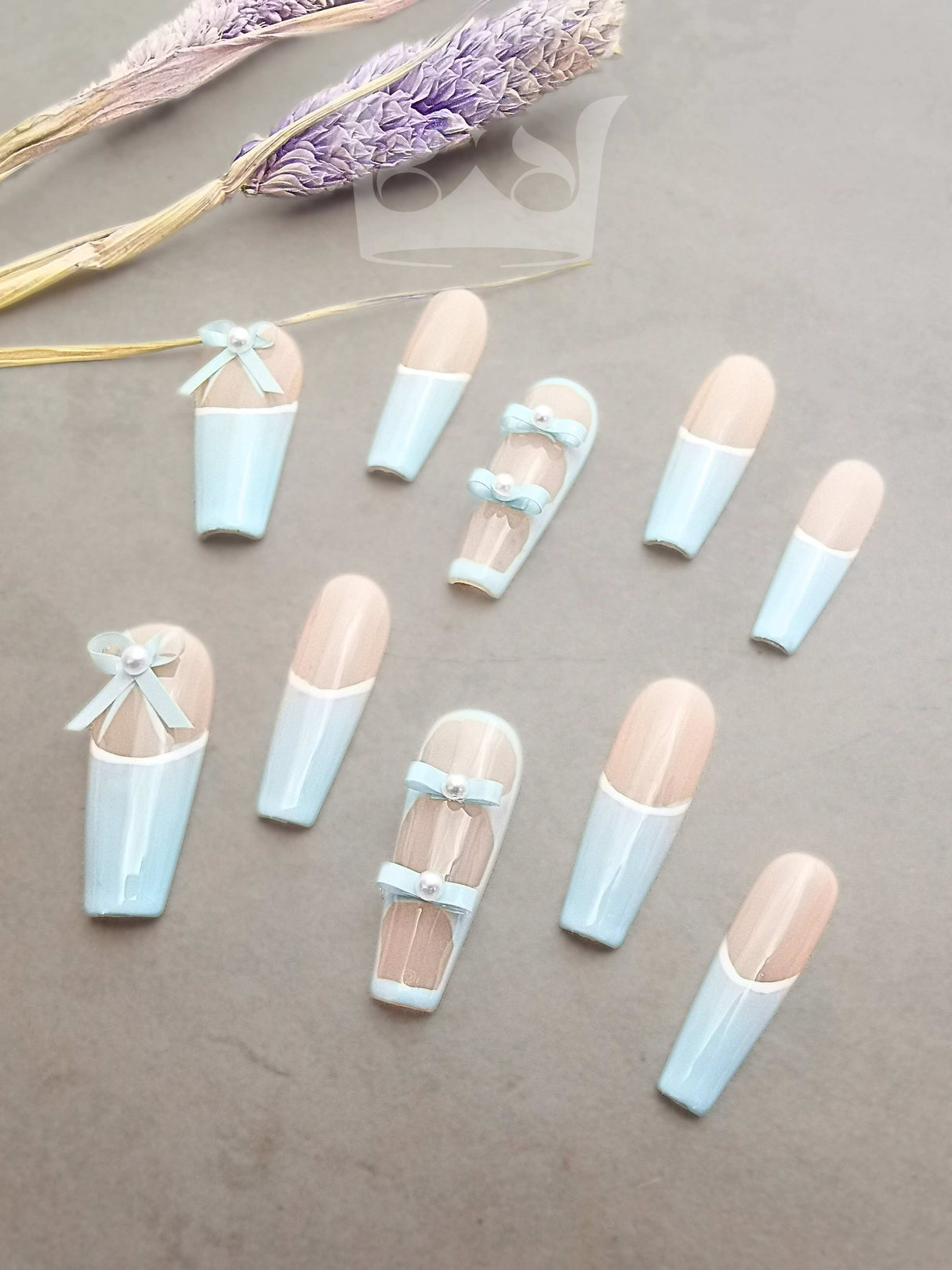 These press-on nails feature neutral colors, dots, stripes, and matte/glossy finishes for a minimalist, earthy aesthetic.