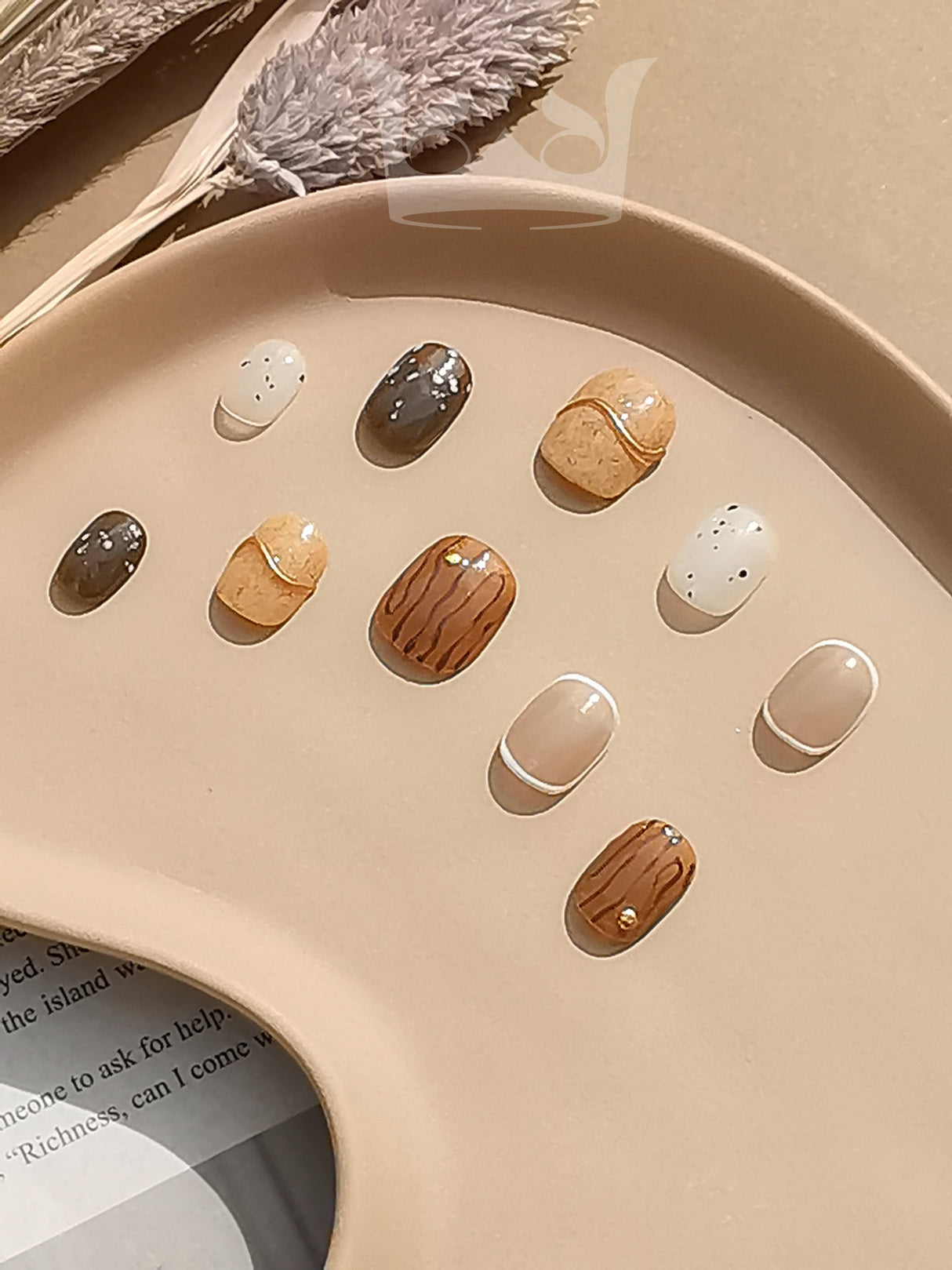 These press-on nails are perfect for special occasions or as a statement accessory with French tip design, pastel colors, and 3D embellishments for elegance and texture.