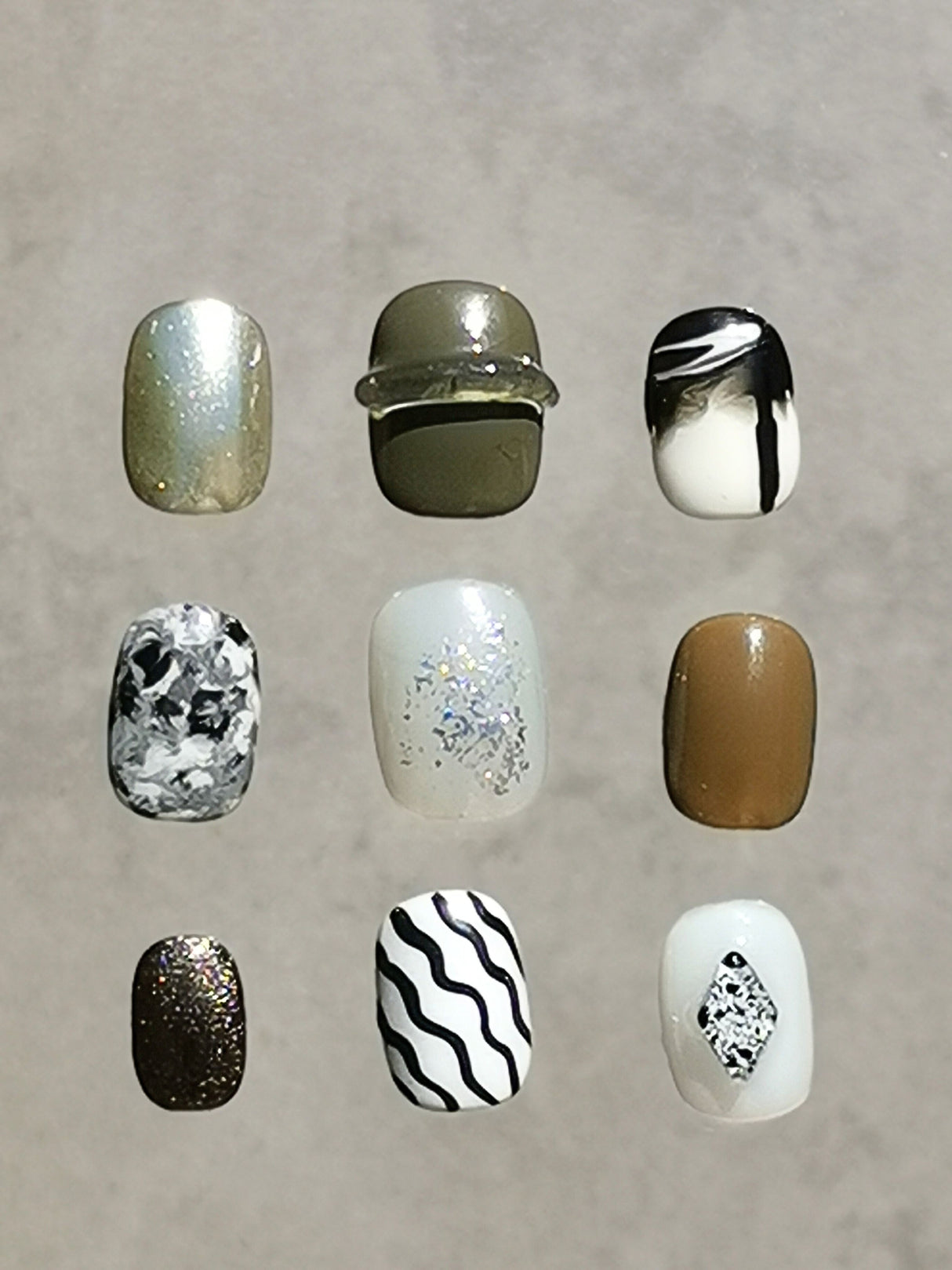 These press-on nails offer a variety of design options for personal style expression, from simple to bold, for special occasions or everyday wear.