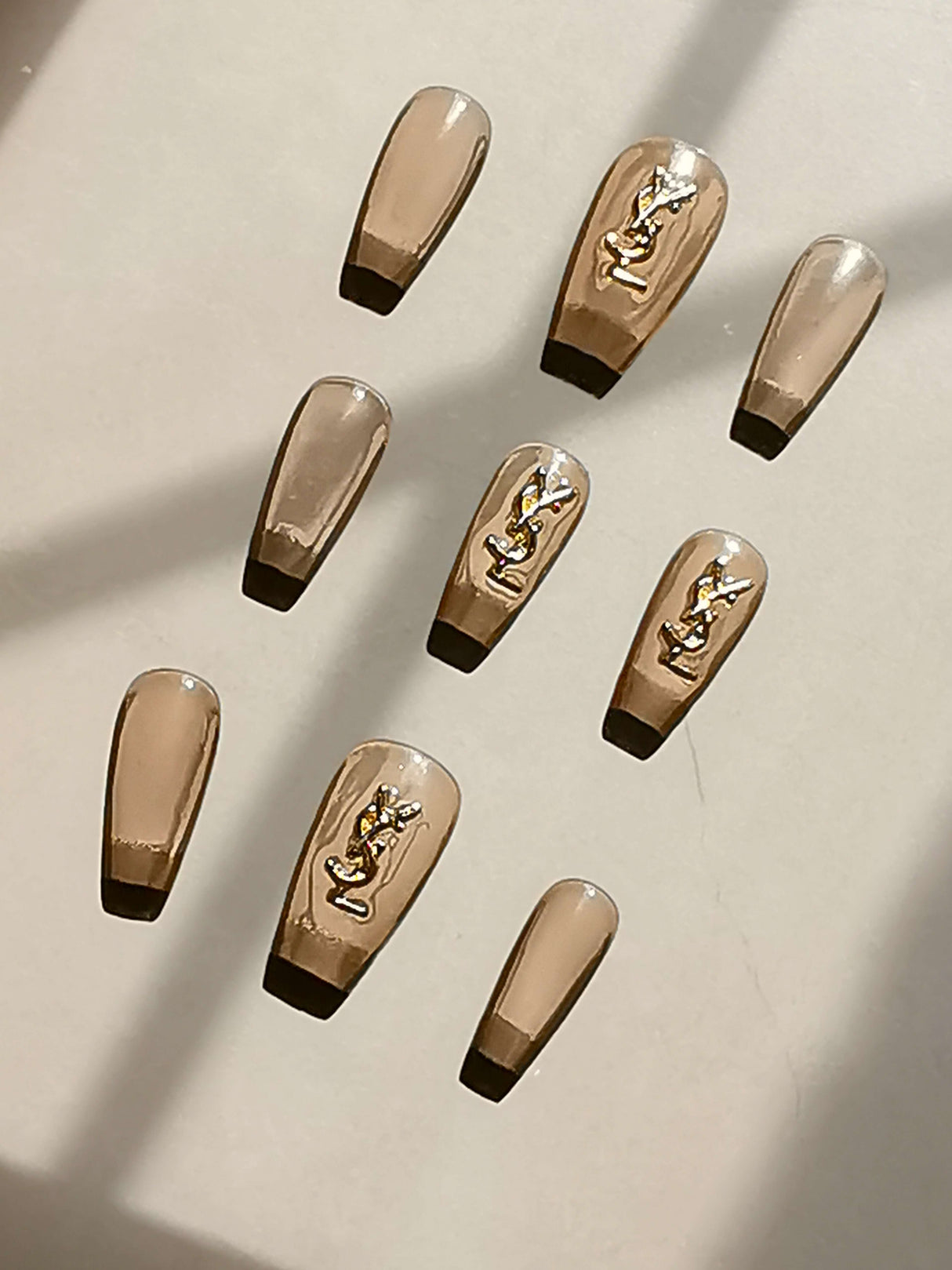These press-on nails are  for cute purposes, with an trendy gold design for a formal or elegant setting. Varying sizes allow for customization.