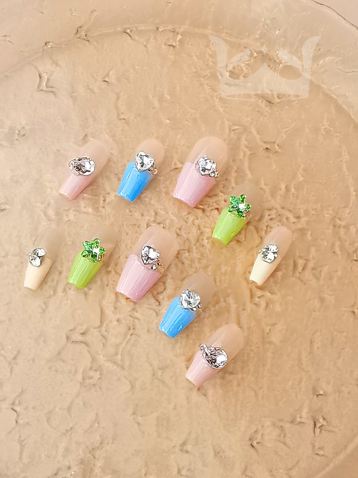 These press-on nails havea cool color scheme, glitter, gold accents, marble effect, and glossy finish creating a cohesive and elegant design. Ideal for weddings