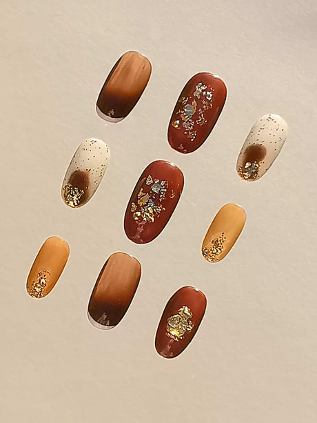 These press-on nails have glittery accents, gold embellishments, and come in 3 colors with a glossy finish. Ideal for those who want elegance and festivity in their look.